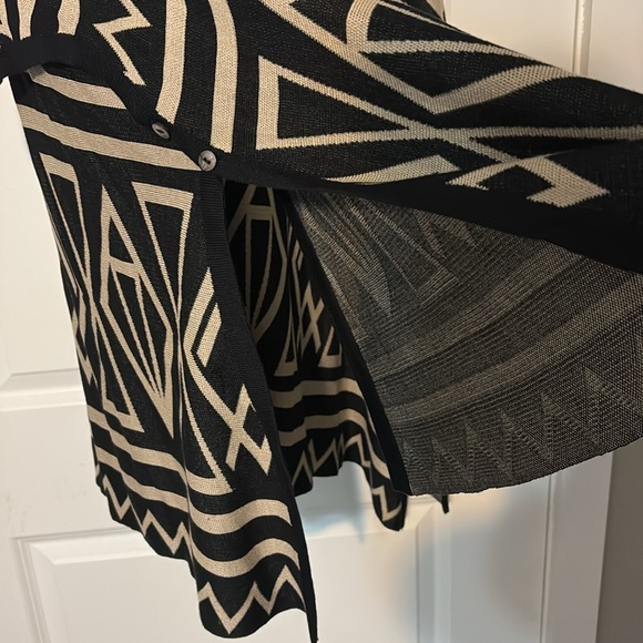 Molly Bracken Aztec Design Sweater/Poncho Style - One Size-Looks to fit XL or 2X - Picture 9 of 9